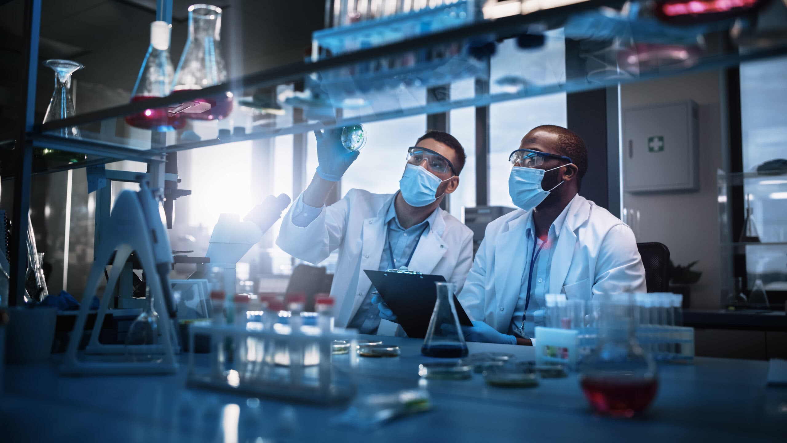 Twee Alsys-collega's analyseren samen een monster in het applicatielab